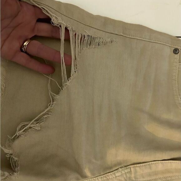 American Eagle Light Tan Distressed Highest Rise Mom Jean Shorts Size 0 - Picture 5 of 8